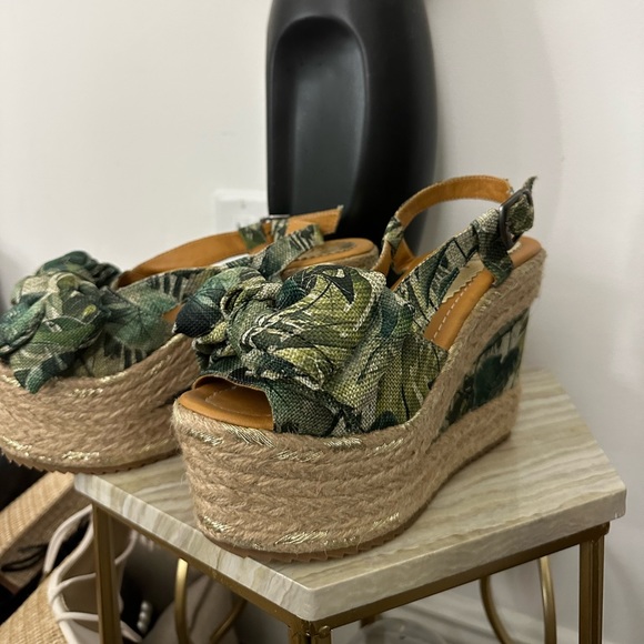 Platforms - Picture 1 of 2